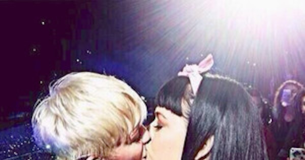 Miley Cyrus Kisses Katy Perry At Bangerz Concert E News